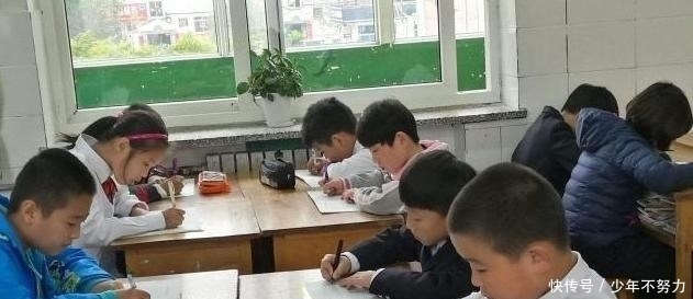 练字|小学生的“蚂蚁字体”走红,家长看了很上火,大家直呼心疼老师
