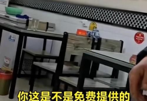 男子餐馆吃饭因加两勺辣椒油，老板过来怒斥：下次别来了，不欢迎你