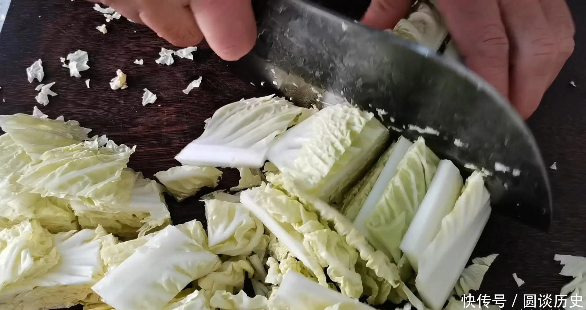 天冷就爱吃一锅猪肉白菜炖粉条,有荤有素,营养美味,特别下饭