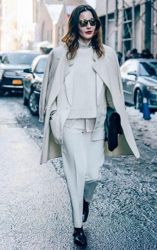 大衣里边穿什么更吸睛？试试“叠穿法”，时髦显品位