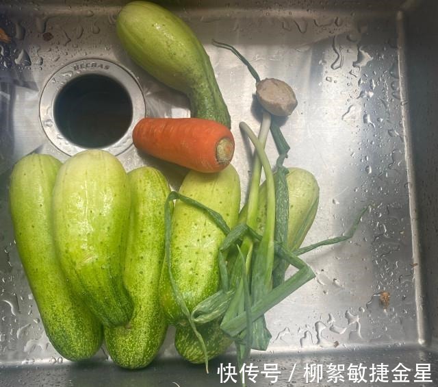 y黄瓜猪肉虾皮饺,皮包馅儿大,味道鲜美!