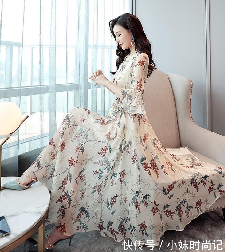 连衣裙|夏季减龄碎花大裙摆的连衣裙,美得无与伦比