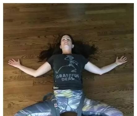 消化系统|仰卧束角式每天躺几分钟，放松身心，打开髋部，好处多多