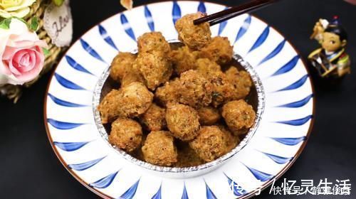 猪肉丸|炸肉丸子时,记住“这3个小技巧”,丸子酥香松软,久放也不变硬