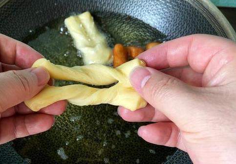 外酥|蒙古果子做法2碗面粉打3个鸡蛋,外酥里软,出锅比油条还好吃,跟我来看看步骤吧