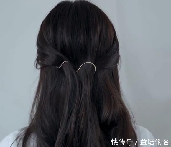 发型|女孩编完一款韩式简约发型后,给人感觉格外优雅,网友:走两步就散了