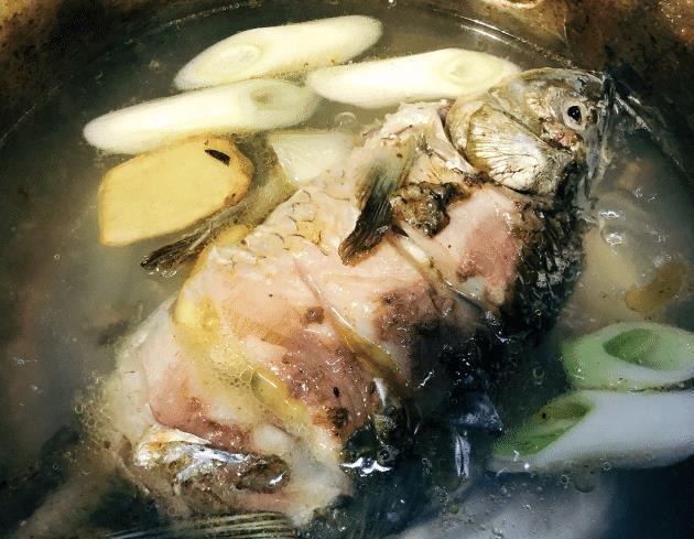 不管炖啥鱼汤，牢记别放“2料”，放错了鱼肉又柴又腥，鱼汤不鲜