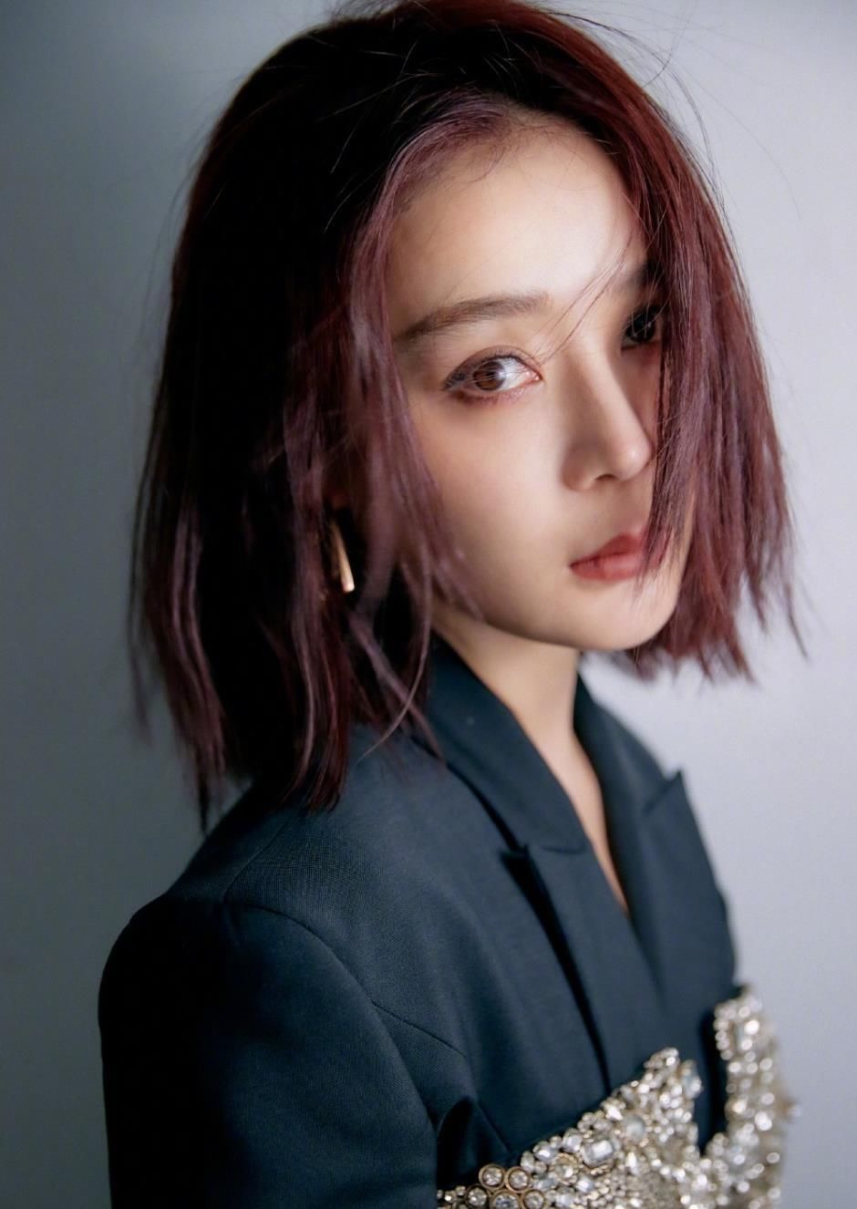 35岁摆布的女人留甚么发型悦目？中长直发清新文雅非常有气质，非常美