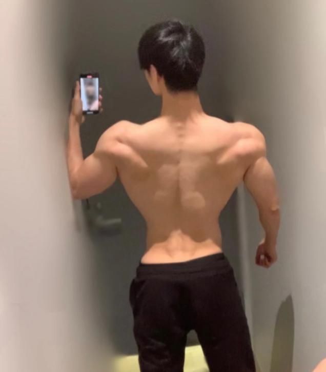 涅槃重生|当《JOJO》中的动漫身材走进现实,网友:这才是真正的二次元身材