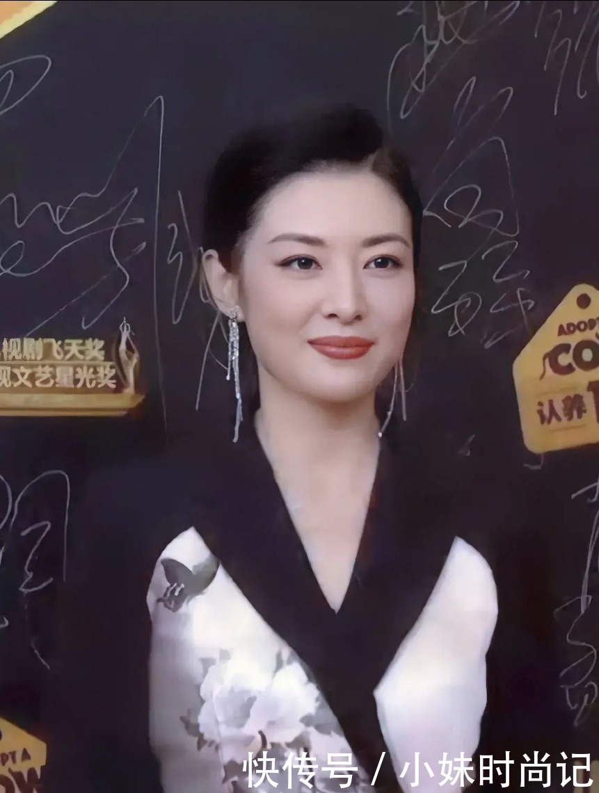 周涛不愧是主持一姐 穿黑色中国风服装好柔美 猛一看以为25岁