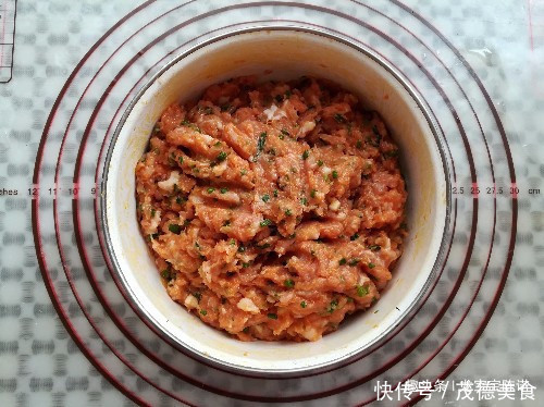 我家过年的必备菜,寓意蒸蒸日上,营养又鲜美,一上桌就抢光了