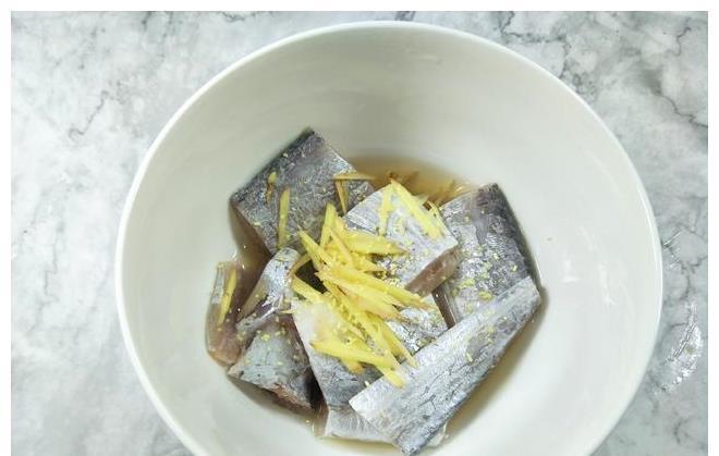 带鱼段|炸带鱼，有人调面糊，有人直接炸，大厨：都不对！这才是正确做法