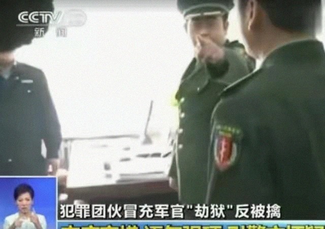 疯了,男子冒充\上校\派出所探案,军衔和