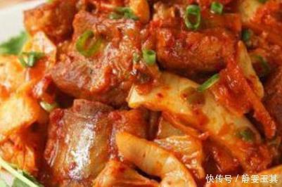 在餐桌上深受家庭欢迎的家常菜,吃起来很方便,也很美味