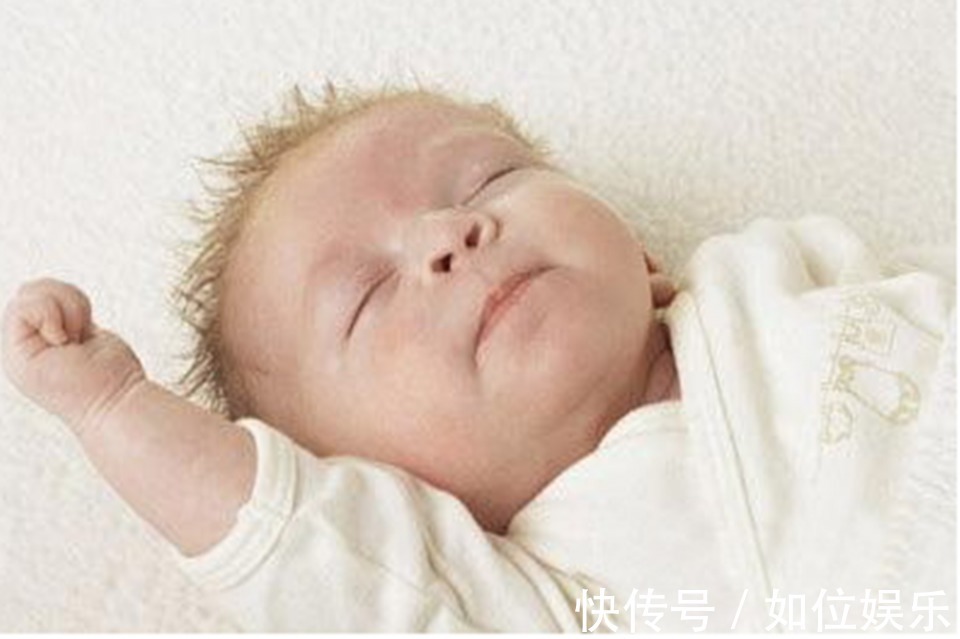 被子|娃睡觉时出现这样的睡姿,说明他很健康,侧面反映妈妈很会养孩子