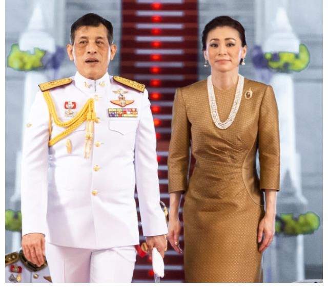 三人组|王室三人组同台亮相，苏提达心情愉悦，诗妮娜过分妖娆面容显老