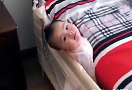 卡住|宝宝被床围卡住了,但是妈妈只顾着拍照,宝宝心有余而力不足