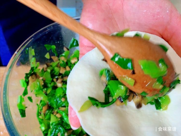 香菇青菜包好吃有诀窍,低脂低热量,翠绿鲜嫩,一次做20个不够吃