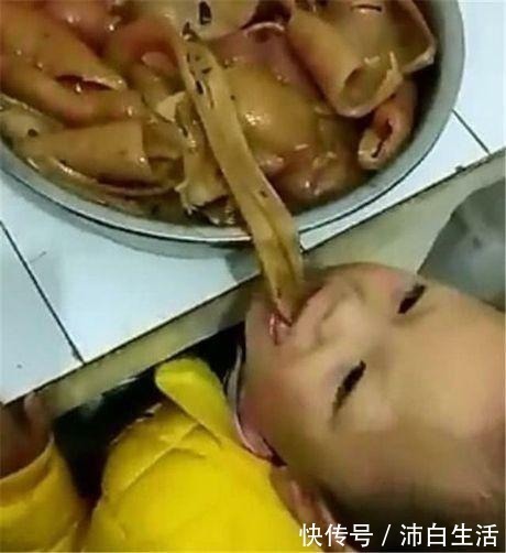 王女士|宝妈午睡醒来,发现宝宝不在身边,到厨房看到这幕差点笑出眼泪来