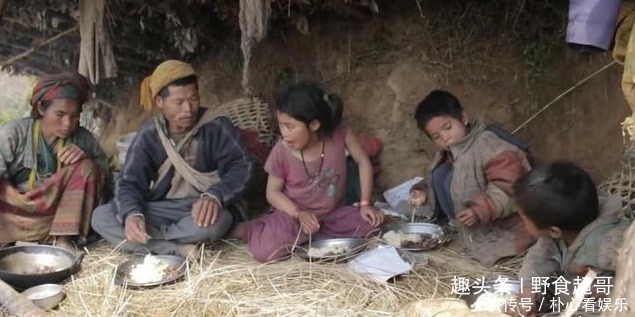 探访|尼泊尔山区穷人们的生活,中国小伙带着羊肉干探访,全家高兴吃肉