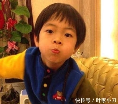 參觀華少住的豪宅，衣帽間塞滿名牌服飾，當主持人撈金能力很恐怖