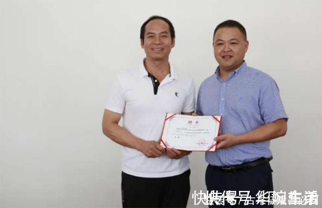 郑国荣#铸剑师郑国荣:第一把剑拍卖两万,第2把陨铁铸造,第3把赠金庸