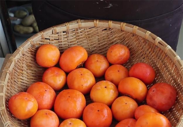 苦涩味|暖柿子,教你两个小技巧,柿子香甜脆爽又好吃,方法超简单