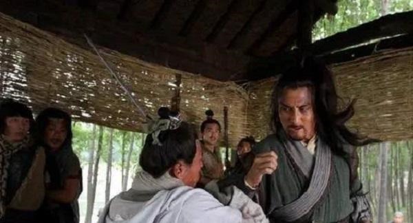 火并王伦时,王伦的手下都在场,为何没有一个站出来阻止