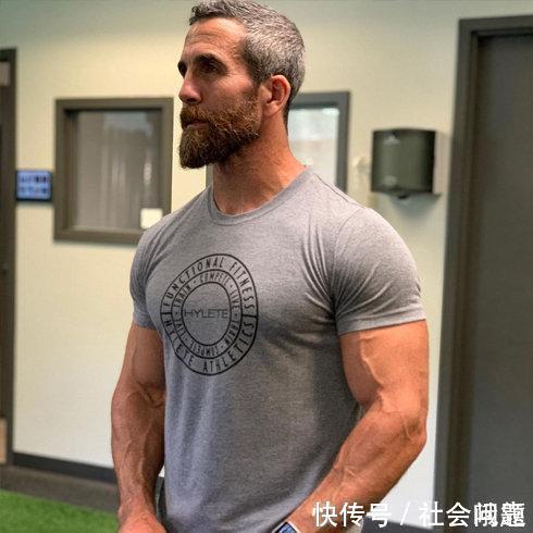 运动|48岁大叔健身30余年,从未使用任何补剂,靠勤奋获得完美肌肉