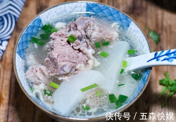 膻味|冬天要常吃羊肉，炖羊肉时，别放太多料，3样就够了，汤鲜无膻味