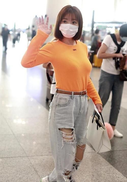 气质|美女姐姐身材太好，普通T恤穿出紧绷感，剪波波头气质清纯