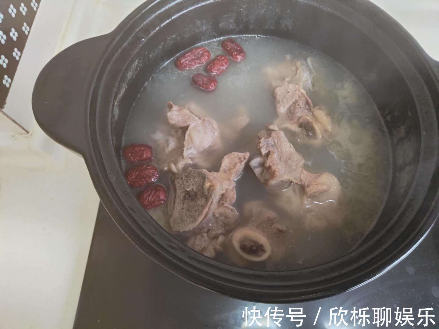 骨胶原|无论炖什么骨头汤，最忌直接加水，多加这1步，汤汁更香更浓白！