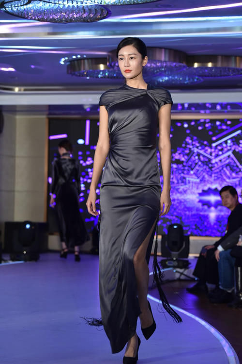  针绣|数万针绣一个“潮”字，71岁绣师在黄浦江游船上秀绝活