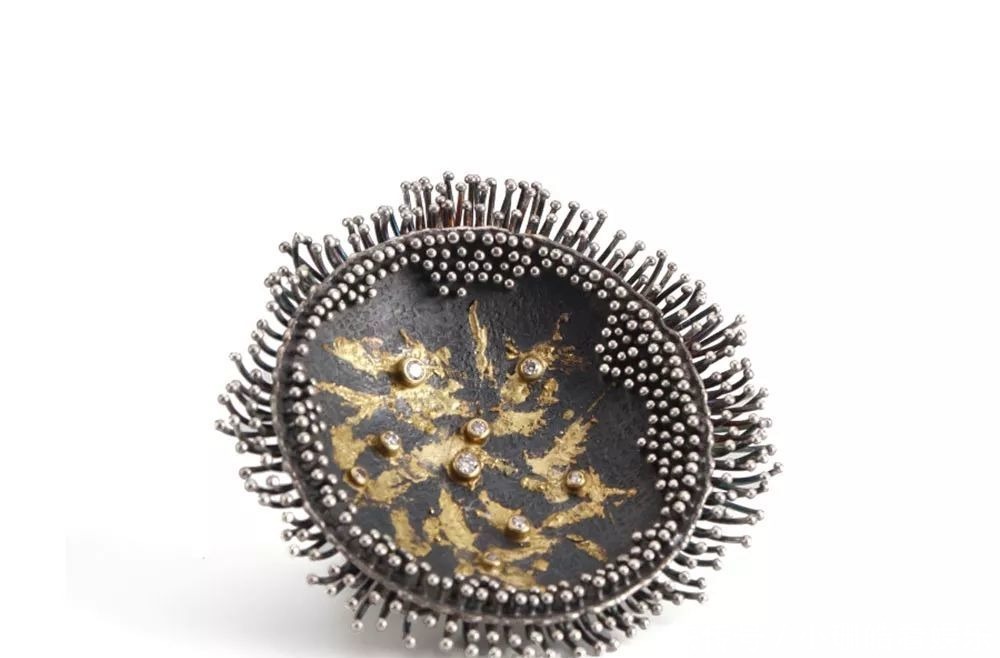 艺术|【艺术】她在珠宝上雕刻不败之花!生命在她的首饰中永生