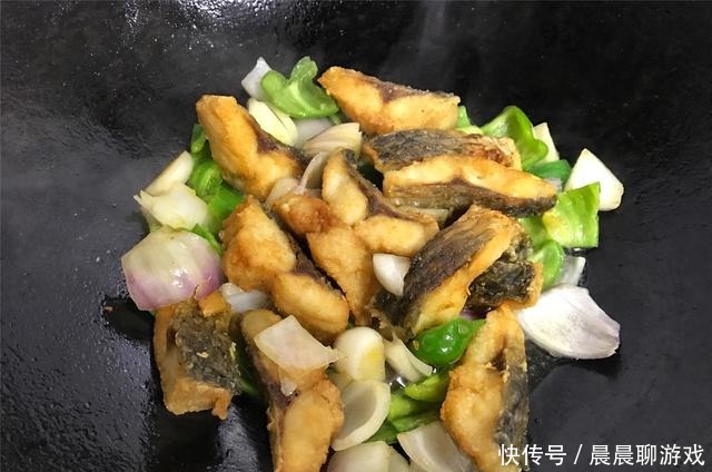 不管炖什么鱼,别再用水炖了,用它炖,鱼肉又鲜又嫩,还没腥味