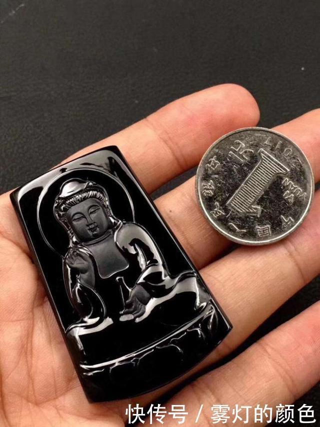 乍一看是“黑色石头”,仔细一看原来是墨翠,墨翠怎么选购