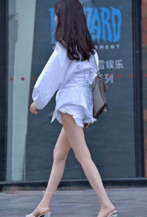 街拍看起来是一位时尚达人,展现了什么是大长腿