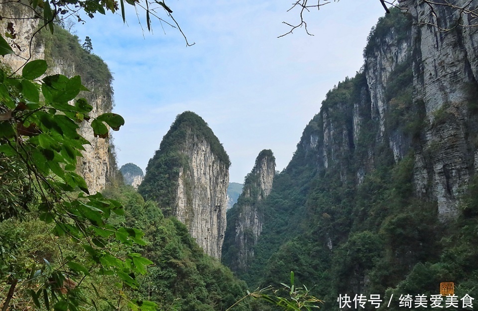 矮寨奇观景区，不仅有百年公路千年苗寨，更有被评为世界最美的大桥