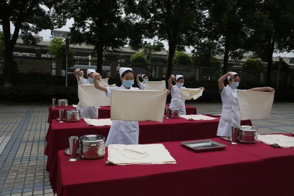 手机|在鸡蛋上钻眼，在手机上打孔……中职学校技能节场面“惊险”