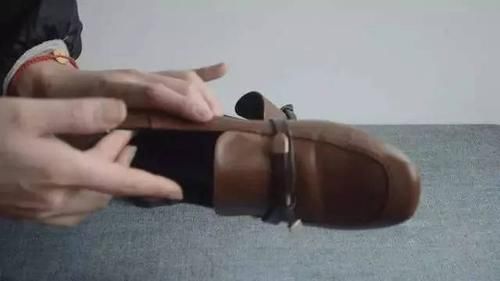 包装纸|鞋子挤脚？老司机教你2招，学会后鞋子怎么穿都舒服！