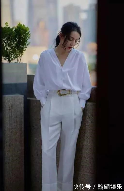 透明高跟凉鞋 难道今年流行透明高跟凉鞋吗30位美女穿出了简约而不简单的效果