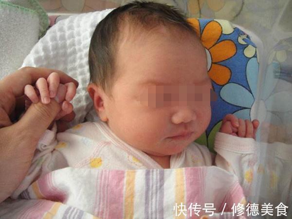 孕妇|孕妇生下宝宝,护士抱孩子去洗澡回来后起疑是不是孩子掉包了