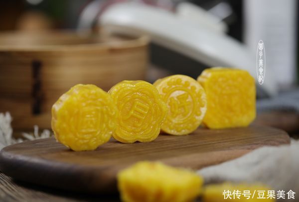 咸蛋黄碎|#我的养生日常-远离秋燥# ?南瓜椰蓉咸蛋黄月饼?