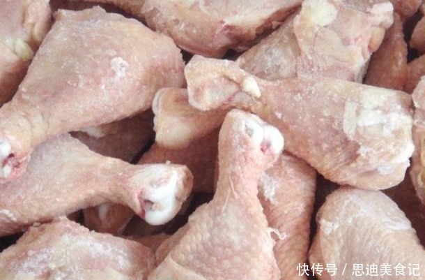 新鲜|买冷冻鸡腿时,不要拿起来离开!三个步骤,让你买到“新鲜”鸡腿