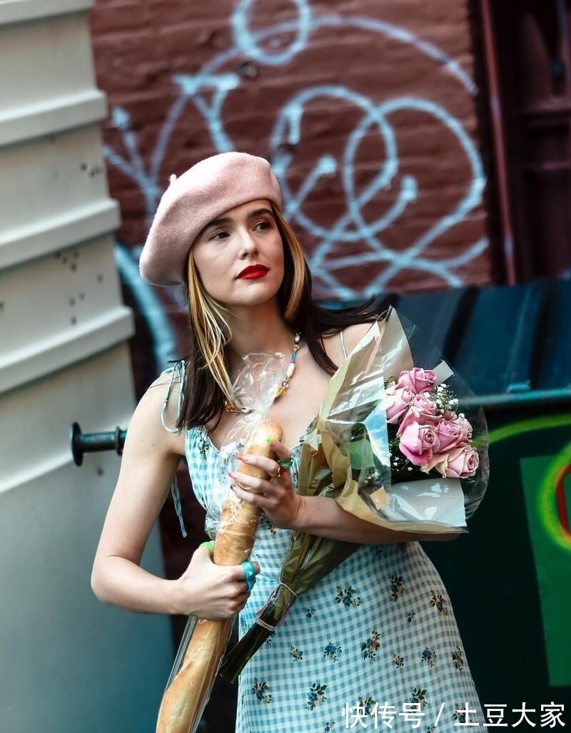 搭配 女人过了35岁打扮嫩点,穿大衣别戴毛线帽,彩色贝雷帽才高级