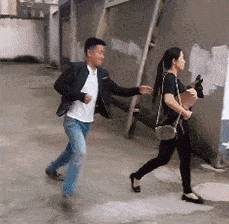 |搞笑GIF：妹子和黑人在一起后学会玩了！