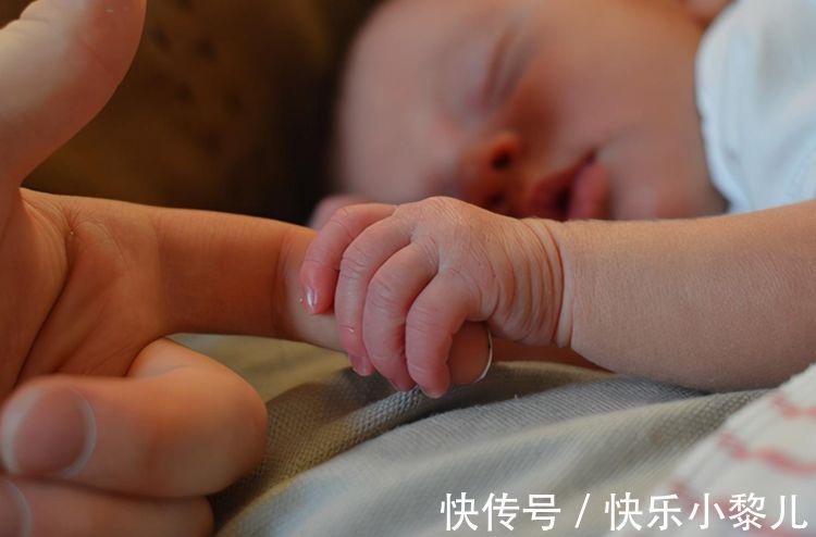 不良习惯|小婴儿对“吃手”情有独钟，家长需要制止吗？要根据情况来判断