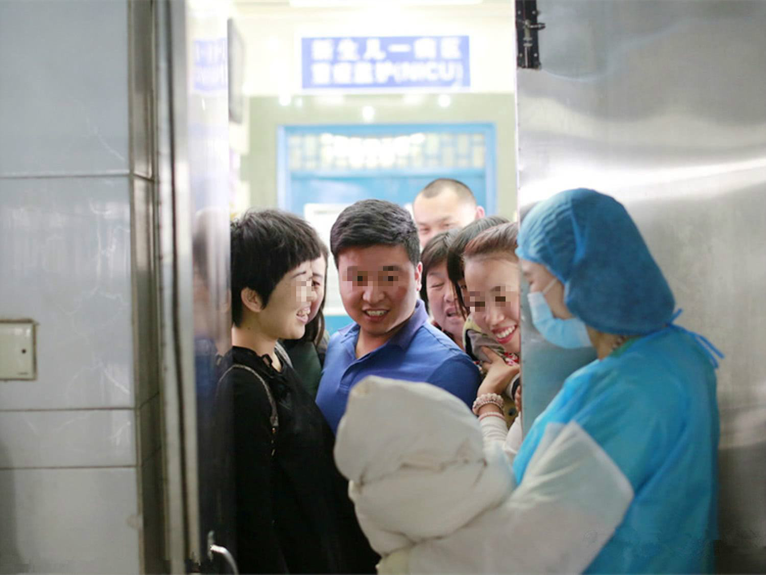 生活环境|二胎妈妈半夜生娃,5岁女儿独自守在产房外,护士询问后潸然泪下