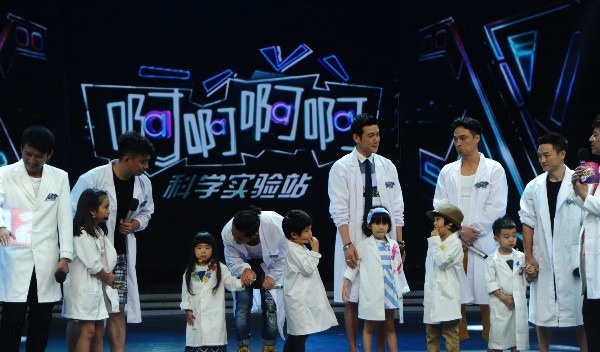 离开了滤镜的何炅长这样，《快本》抄袭被国外公开处刑，太丢人！