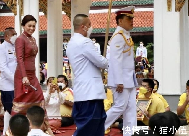 苏提达$泰王重视44岁苏提达,“深情对望”好甜蜜,暂时忽视诗妮娜贵妃